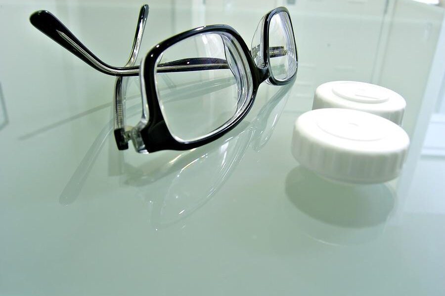 contact lenses vs glasses