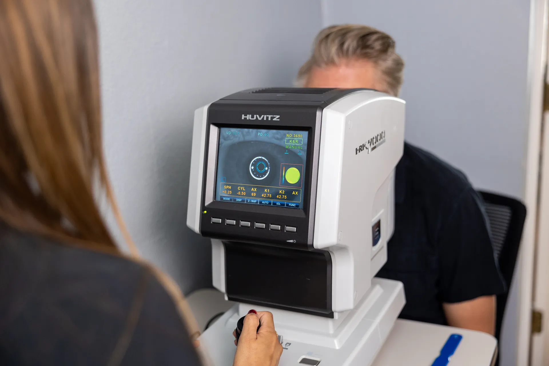 a machine imaging a patient's cornea